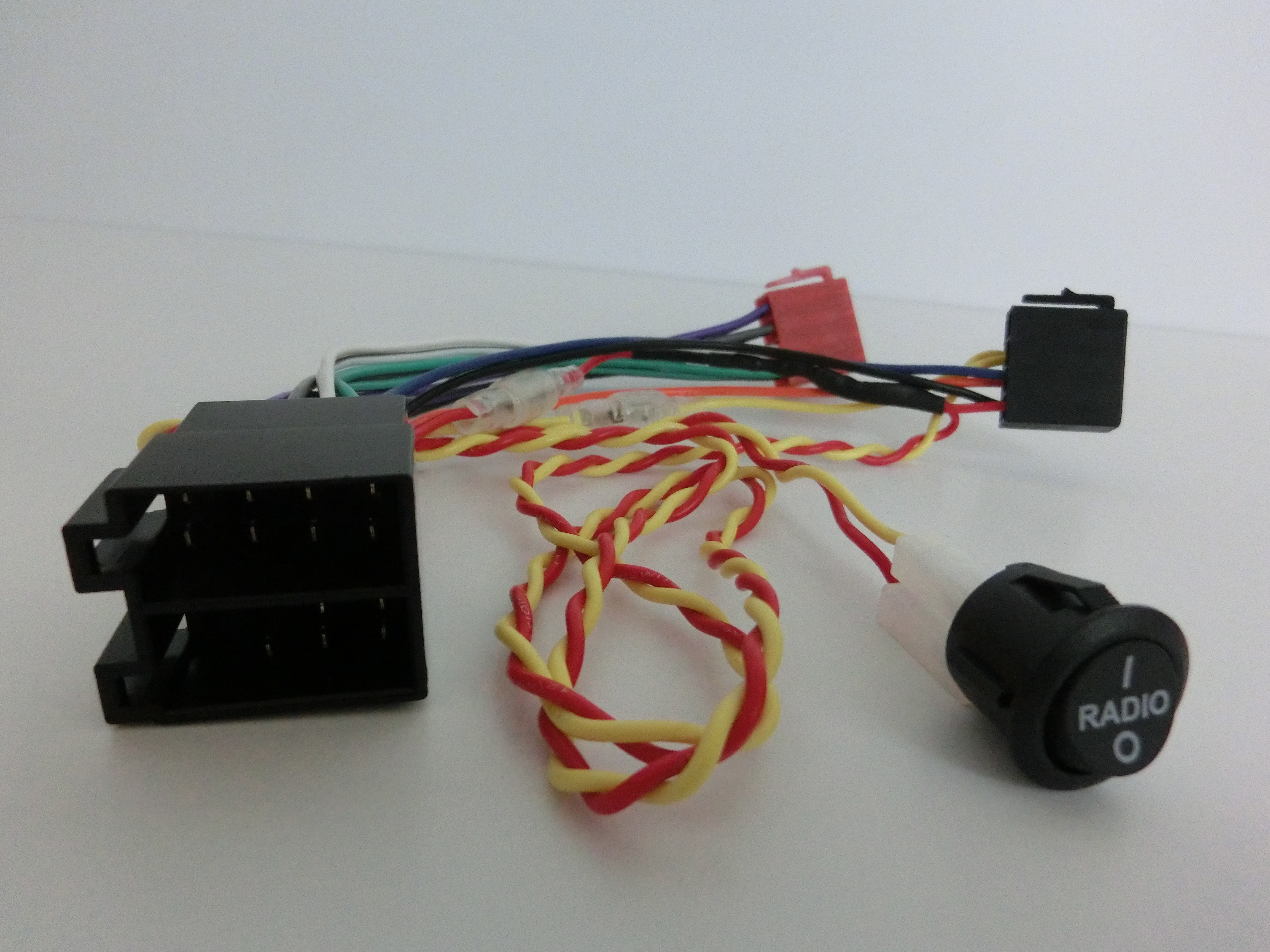 KFZ Umrüstadapter ISO Autoradio Stecker für Strom und 4 Lautsprecher